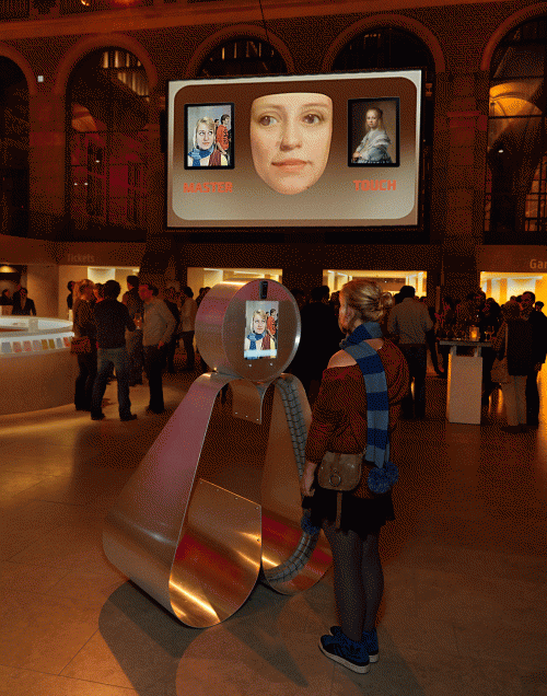 Amsterdam Rijksmuseum: Participant with interactive portrait on screen